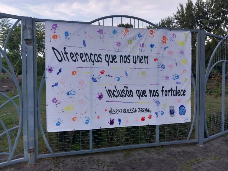 A Junta de Freguesia de S&atilde;o Pedro e a Associa&ccedil;&atilde;o de Paralisia Cerebral de S&atilde;o Miguel assinalam o M&ecirc;s da Paralisia Cerebral com instala&ccedil;&atilde;o de cartaz no Parque S&eacute;culo XXI