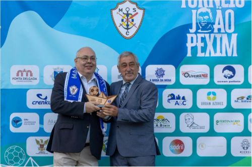 Entrega de trof&eacute;us, pr&eacute;mios e conv&iacute;vio celebrativo entre as equipas participantes no IX Torneio Jo&atilde;o Pexim